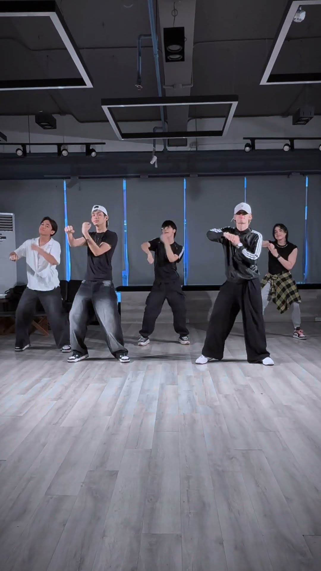 who let the dogs out? ipakagat yan! ? #VXON #PPOP #group #fyp #fypviralシ #dancechallenge